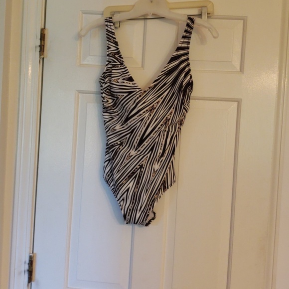 NWT! Gottex one piece swimsuit! Size 6 - Picture 5 of 6